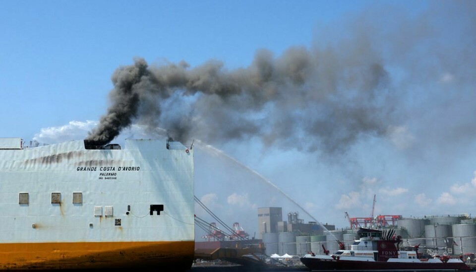 To brandmænd er døde efter en voldsom brand på et fragtskib med 5000 biler ombord.