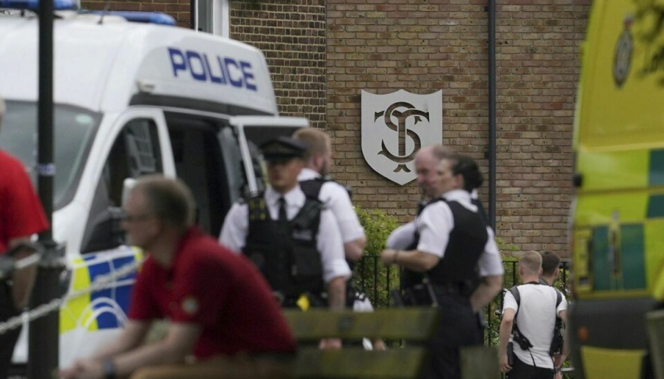 Politi og ambulancer ved den skole i London-bydelen Wimbledon, hvor flere børn og voksne torsdag blev ramt af en bil, der kørte ind i muren på skolen. En otteårig pige er dræbt.