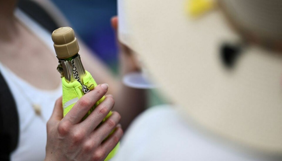 Wimbledon-tilskuerne drikker masser af champagne under tennisturneringen. (Arkivfoto).