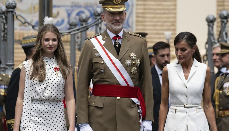 Kronprinsesse Leonor ses her sammen med sine forældre, kong Felipe og dronning Letizia, under besøget på militærakademiet i Zaragoza. Kronprinsesse Leonor ses her sammen med sine forældre, kong Felipe og dronning Letizia, under besøget på militærakademiet i Zaragoza.