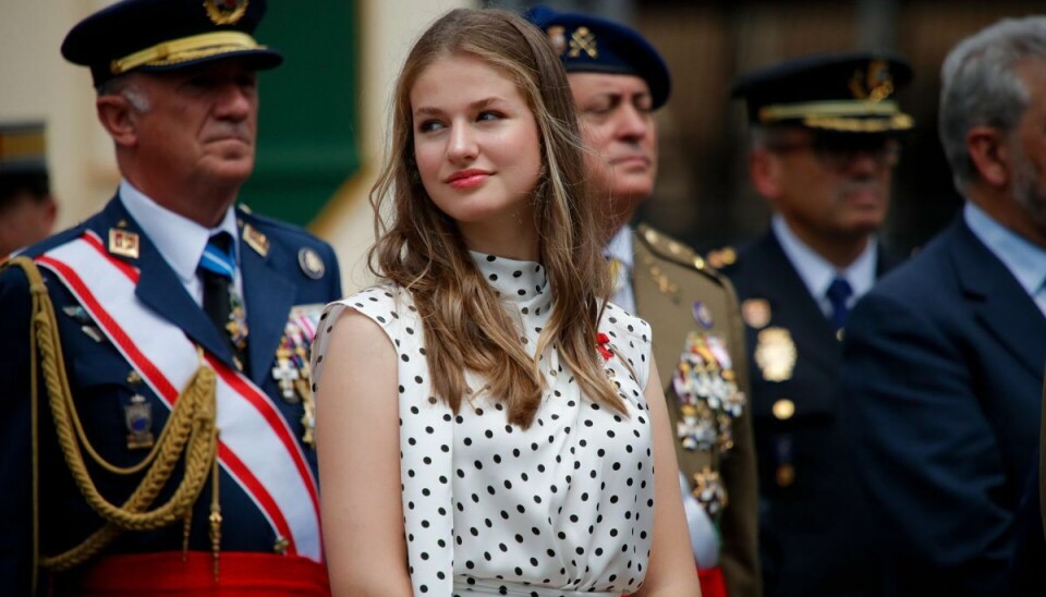Kronprinsesse Leonor, der fylder 18 år til oktober, tager selv fat på en treårig, militær uddannelse på akademiet i Zaragoza i næste måned. starter selv Kronprinsesse Leonor, der fylder 18 år til oktober, tager selv fat på en treårig, militær uddannelse på akademiet i Zaragoza i næste måned. starter selv
