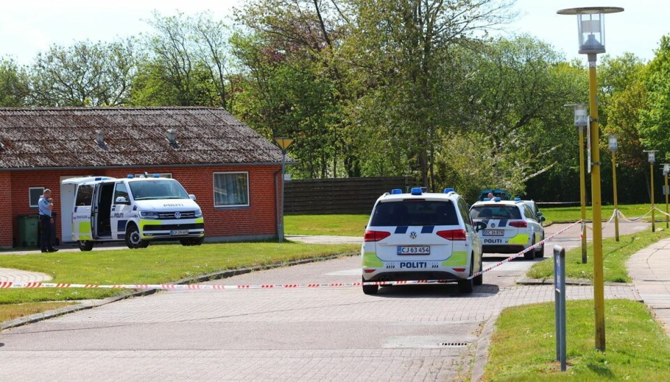 Betjente på arbejde i boligkvarteret hvor drabet på den 43-årige fandt sted. Betjente på arbejde i boligkvarteret hvor drabet på den 43-årige fandt sted.