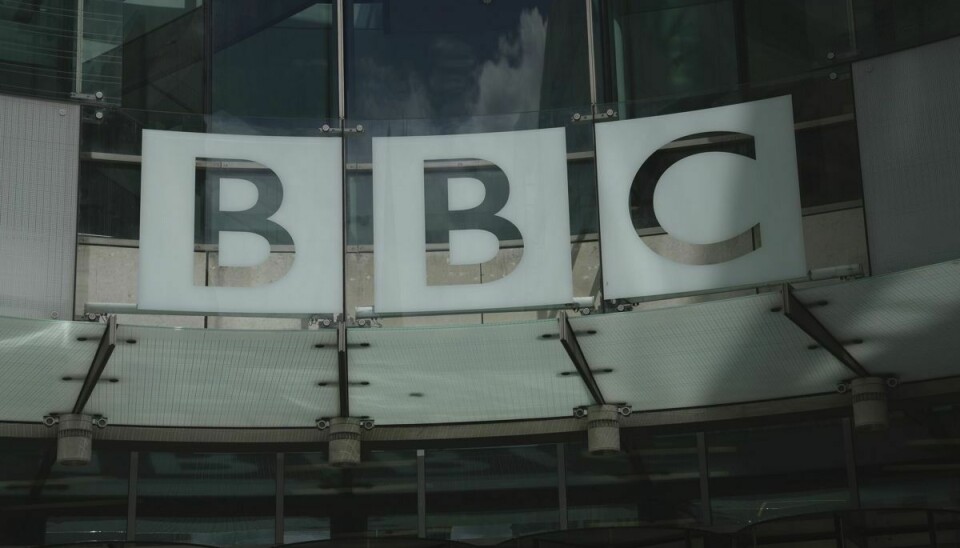 Ifølge BBC News viser det sig tirsdag eftermiddag, at en unavngiven BBC-vært, der angiveligt har betalt en mindreårig for seksuelle billeder, også har sendt truende beskeder til en anden ung person. (Arkivfoto)