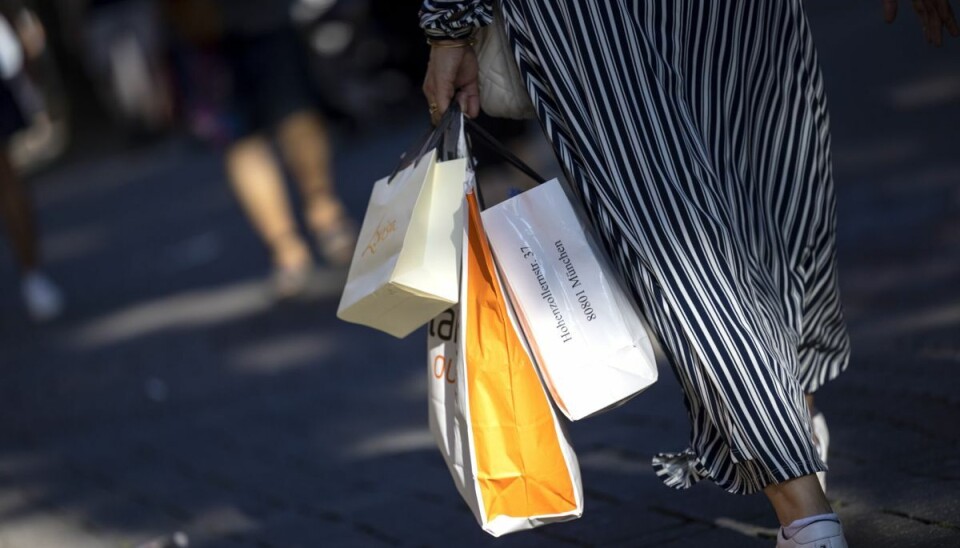 Foregår shoppingturen i et land, der ikke er en del af EU, er beløbsgrænsen som hovedregel på 3250 kroner, hvis du rejser med fly og skib. Rejser du med tog, bus eller bil, er beløbet 2250 kroner. (Arkivfoto). Foregår shoppingturen i et land, der ikke er en del af EU, er beløbsgrænsen som hovedregel på 3250 kroner, hvis du rejser med fly og skib. Rejser du med tog, bus eller bil, er beløbet 2250 kroner. (Arkivfoto).