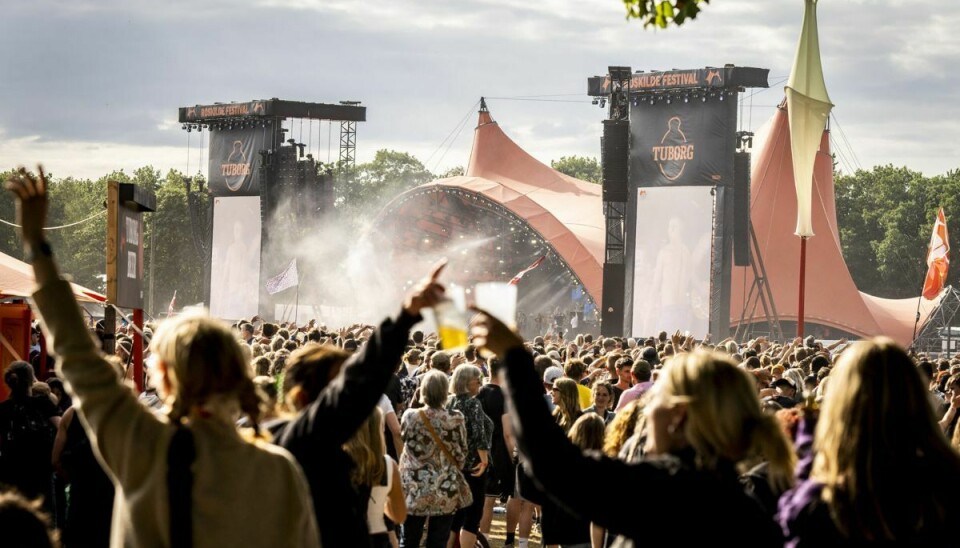 Roskilde Festival forventer i år et tocifret millionoverskud. Overskuddet skal gå til støtte til initiativer for børn og unge, fortæller direktør Signe Lopdrup.