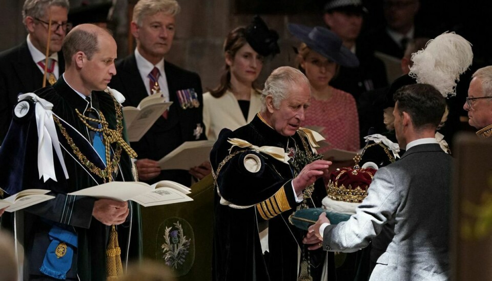 Charles bliver præsenteret for den skotske krone og aflægger ed i St. Giles’ Cathedral