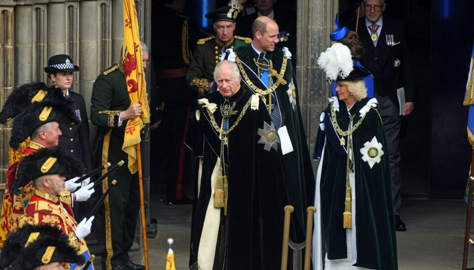 Charles og Camilla forlader St. Giles’ Cathedral efter ceremonien