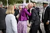 Kong Harald havde overskud til både at joke og grine efter han i dag faldt lige foran Margrethe på den røde løber i Nordre Toldhavn