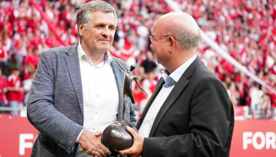 Jan Mølby (til venstre), der fylder 60 år den 4. juli, er for nylig blevet optaget i fodboldens Hall of Fame. Her modtager han hæderen af DBU-formand Jesper Møller. (Arkivfoto).