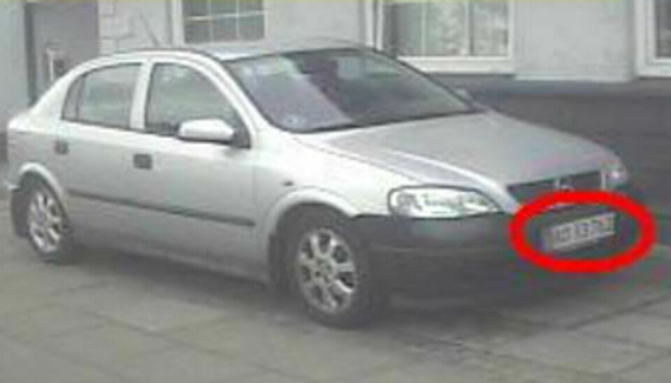 Her ses den sølvgrå Opel Astra, som politiet efterlyser.