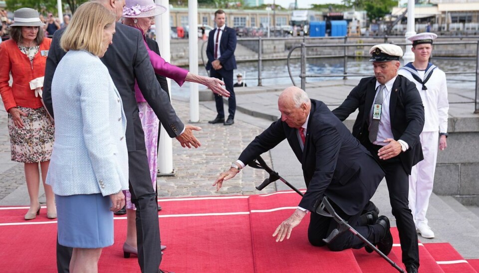 På vej til modtagelsen af dronning Margrethe faldt den norske kong Harald på den røde løber. På vej til modtagelsen af dronning Margrethe faldt den norske kong Harald på den røde løber.