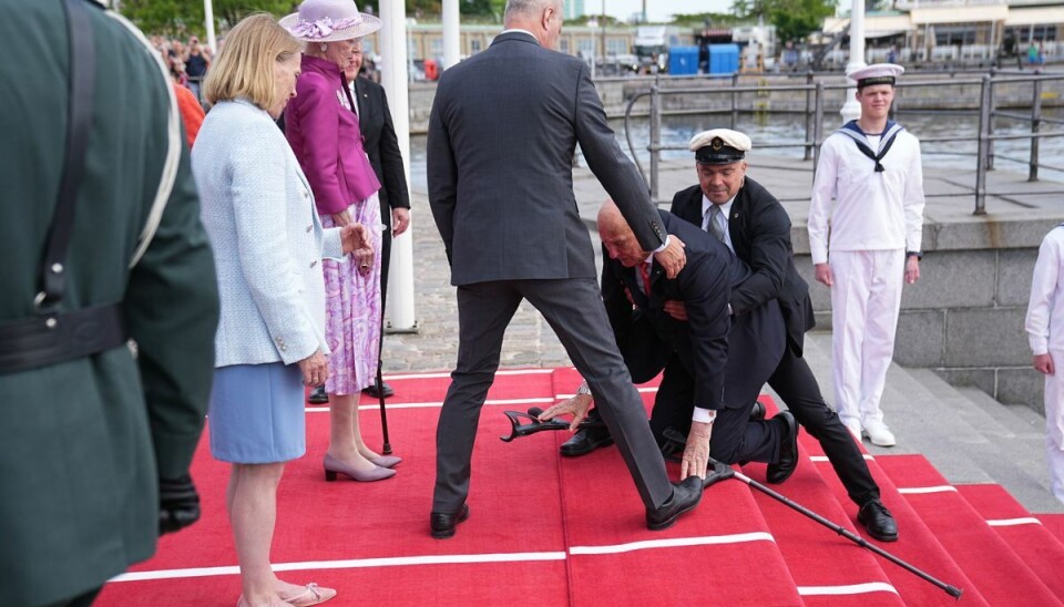 Han blev heldigvis hurtigt hjulpet på benene igen. Han blev heldigvis hurtigt hjulpet på benene igen.