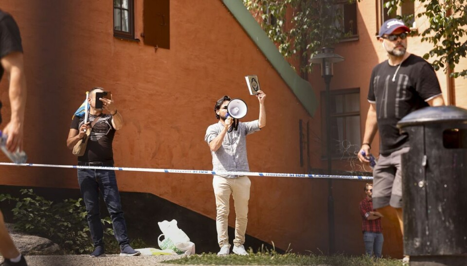 - Vi vil brænde Koranen af, siger Salwan Momika, der står bag onsdagens aktion foran en moské i Stockholm. - Vi vil brænde Koranen af, siger Salwan Momika, der står bag onsdagens aktion foran en moské i Stockholm.