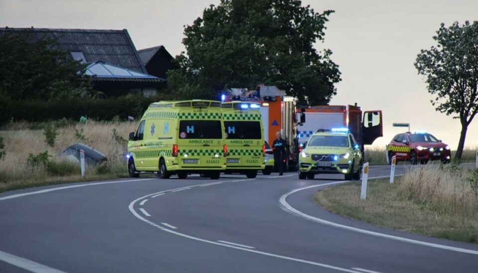 De to personer i bilen var begge fastklemt og måtte hjælpes fri af redningsmandskabet. De to personer i bilen var begge fastklemt og måtte hjælpes fri af redningsmandskabet.