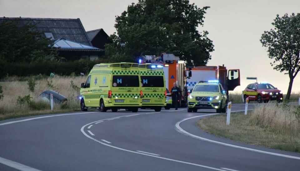 De to personer i bilen var begge fastklemt og måtte hjælpes fri af redningsmandskabet.