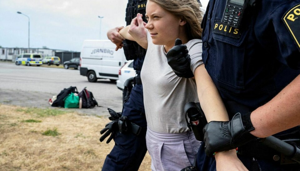 Politi fjerner Greta Thunberg under en klimaaktion i Malmø 19. juni.