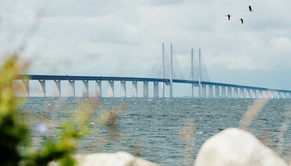 Det blæser kraftigt, og vindfølsomme køretøjer har ikke noget at gøre på broen tirsdag morgen.