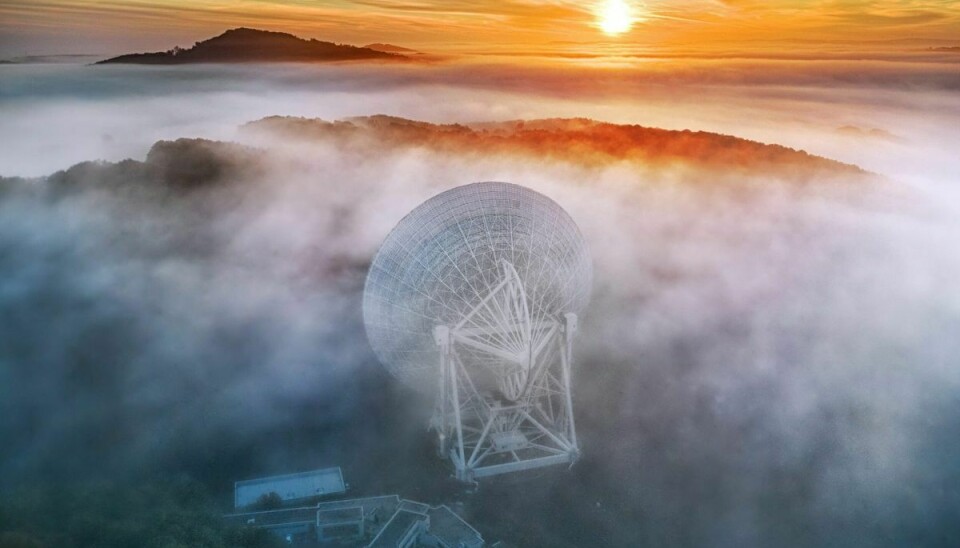 Forskere fra mange lande har brugt radioteleskoper som det på billedet, der befinder sig i Tyskland, til at finde det første bevis på, at der er en såkaldt baggrundssummen i universet. (Arkivfoto).