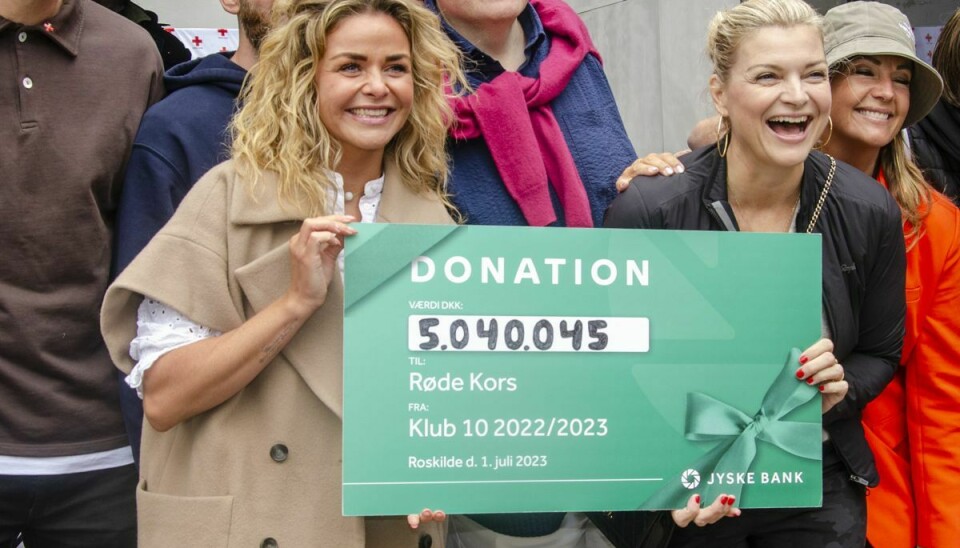 Ditte Julie Jensen kunne stolt overrække en rekordstor check til Røde Kors efter samarbejdet i ’Klub 10’.