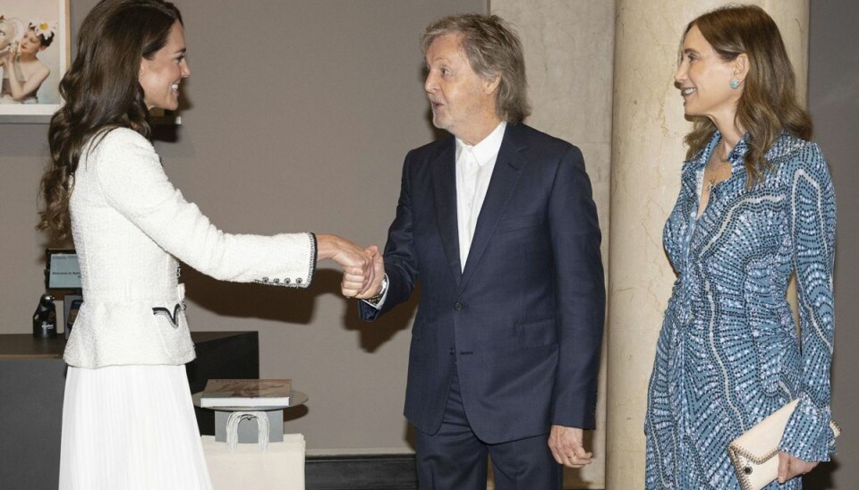 Kate hilser på The Beatles legenden Paul McCartney og hans hustru Nancy Shevell Kate hilser på The Beatles legenden Paul McCartney og hans hustru Nancy Shevell