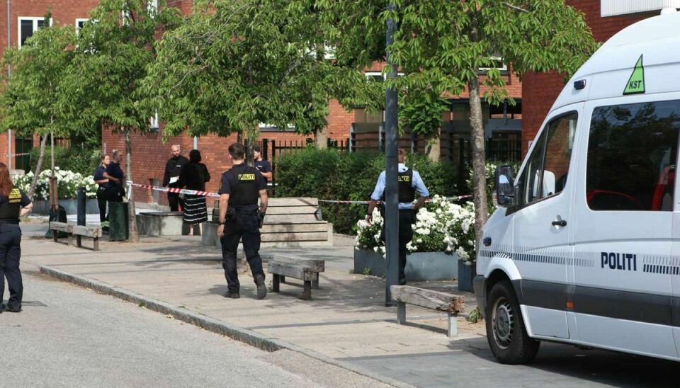Den døde mand er 35 år, oplyser Københavns Politi.