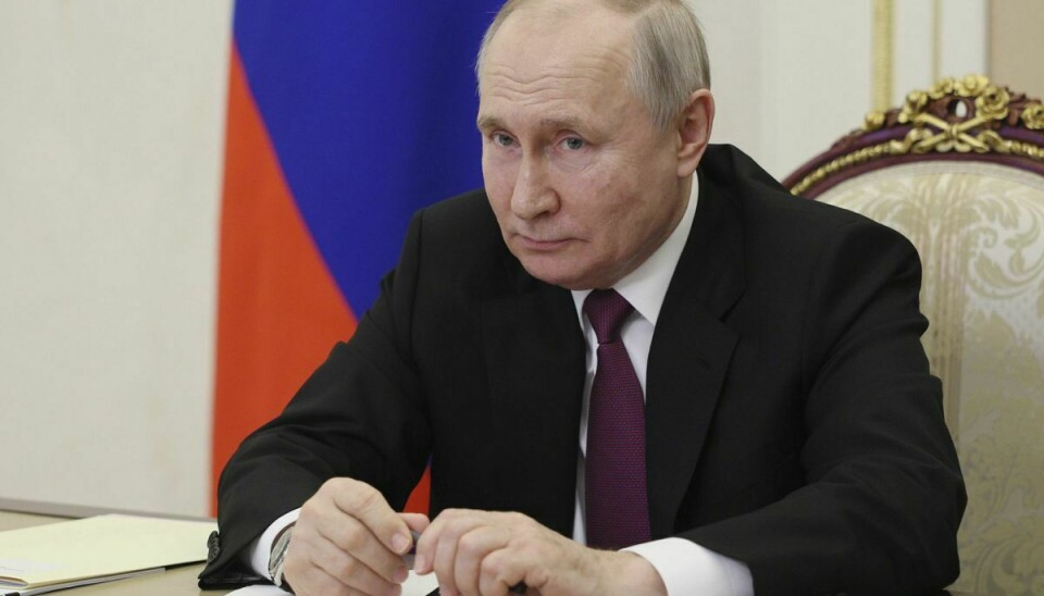 Putin nægter at stå bag sprængningen.