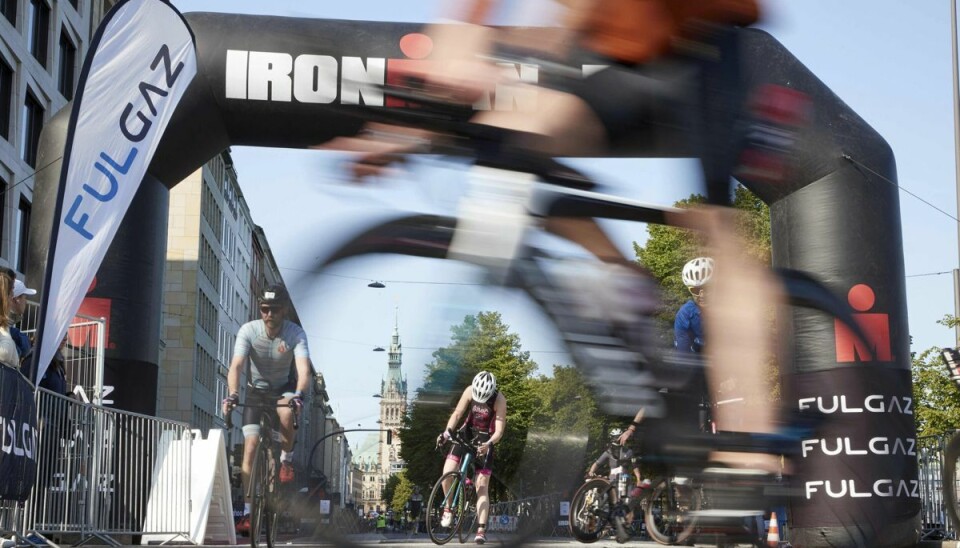 En tv-motorcykel kolliderede under ironman i Hamburg med en cykelrytter. Føreren af motorcyklen mistede livet. En tv-motorcykel kolliderede under ironman i Hamburg med en cykelrytter. Føreren af motorcyklen mistede livet.