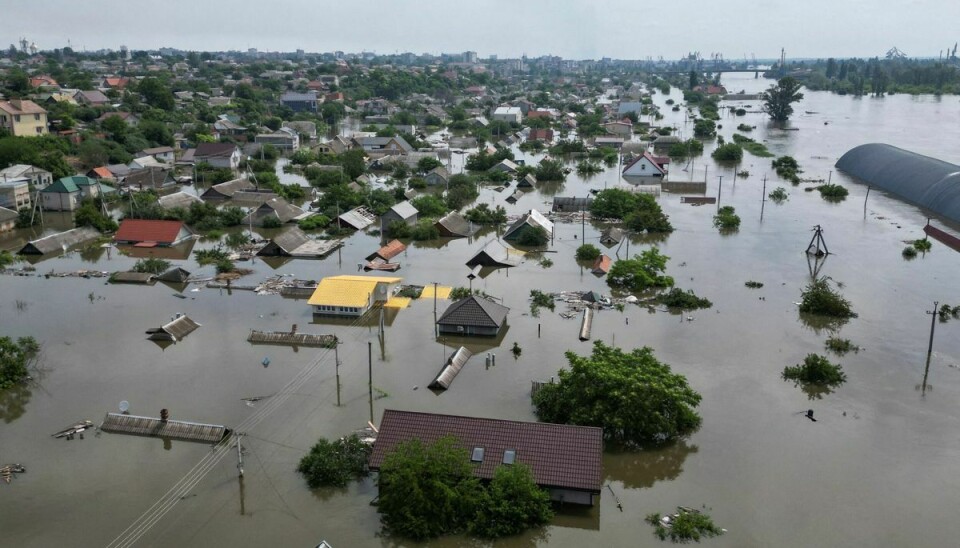 Dele af Kherson-regionen i det sydlige Ukraine er oversvømmet, efter at en vigtig dæmning i regionen er ødelagt. Det får alvorlige konsekvenser for landbruget, siger ministerium.