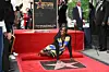 Sekyiwa Shakur ses her ved sin afdøde brors nye stjerne på Hollywood Walk of Fame i Los Angeles.