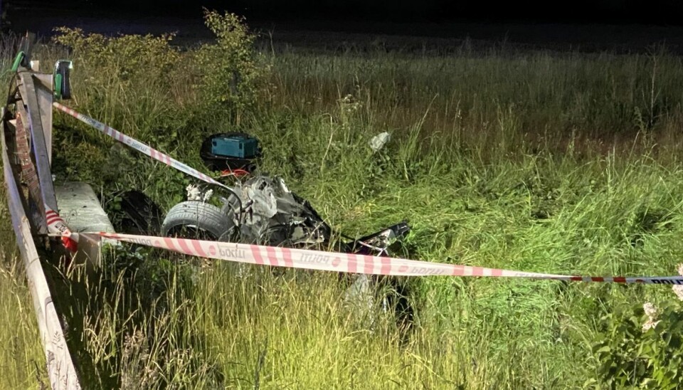 Bilen fløj af vejen og ned i grøften, da føreren forsøgte at undgå at ramme et rådyr.