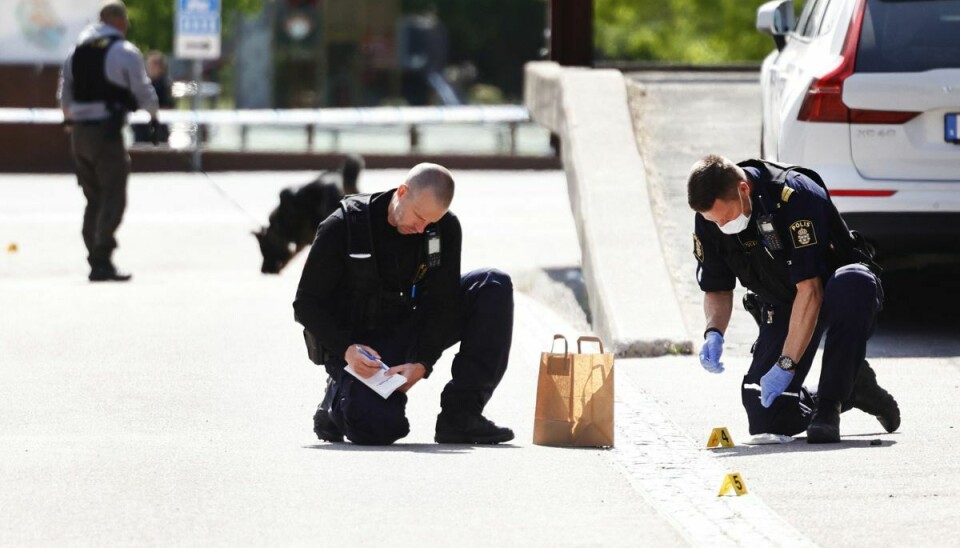 Svensk politi arbejder på det sted i byen Eskilstuna, hvor en gruppe unge kom op at slås. Nogle af dem er stukket med en spids genstand og bragt til et lokalt hospital.