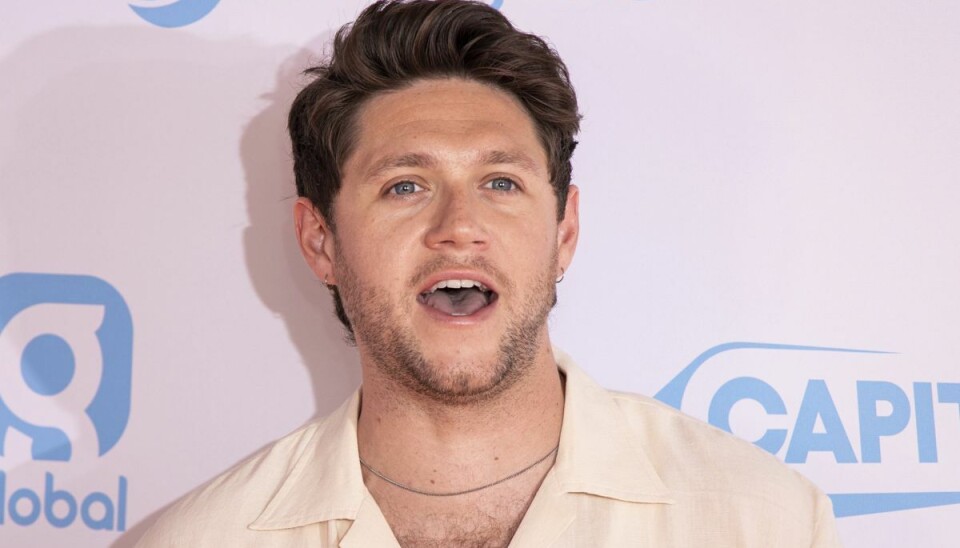 Popstjernen Niall Horan afslører, at han har en kæreste. Popstjernen Niall Horan afslører, at han har en kæreste.