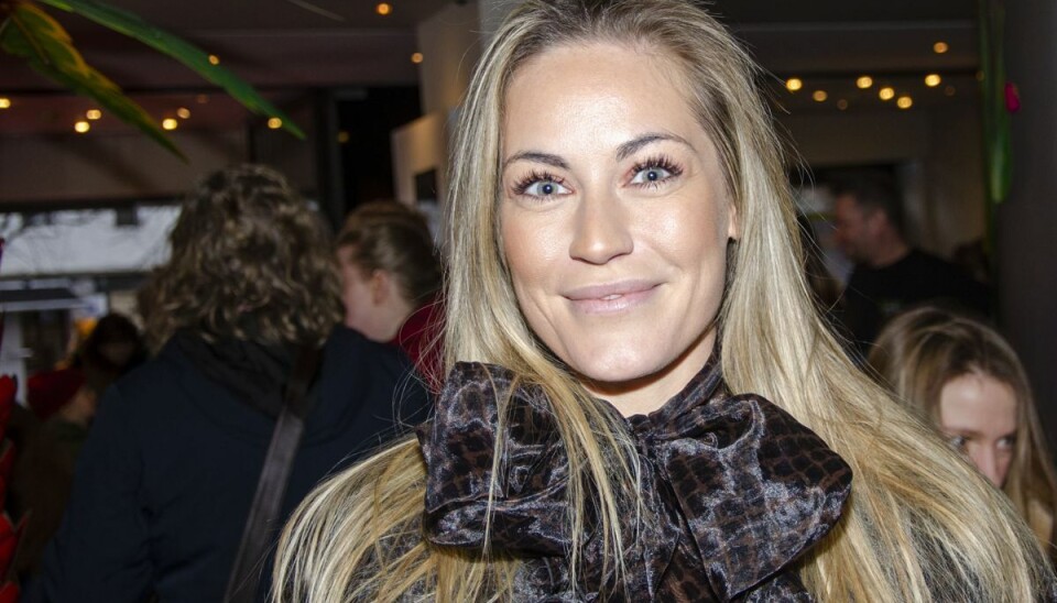 Amalie kan smile igen, efter at hun har fået døtrene hjem igen oven på en hemmeligholdt rejse med deres far til Østrig. Amalie kan smile igen, efter at hun har fået døtrene hjem igen oven på en hemmeligholdt rejse med deres far til Østrig.