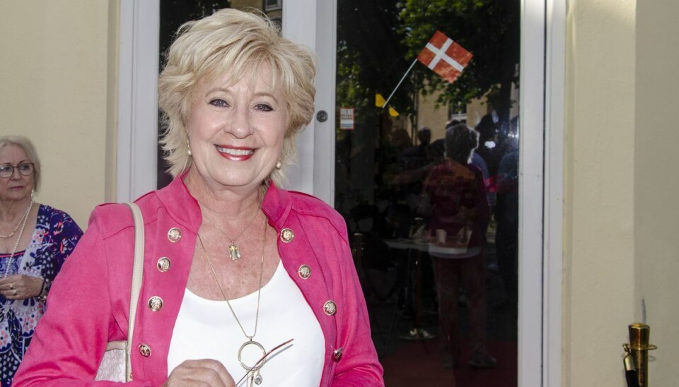 Birthe Kjær hører til Dennis Knudsens faste kendte kunder i frisørsalonen. Birthe Kjær hører til Dennis Knudsens faste kendte kunder i frisørsalonen.