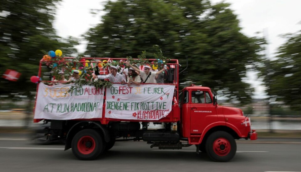 Hastigheden må ikke overstige 40 kilometer i timen i tættere bebyggede områder og 60 kilometer i timen uden for tættere bebyggede områder. (Arkivfoto).