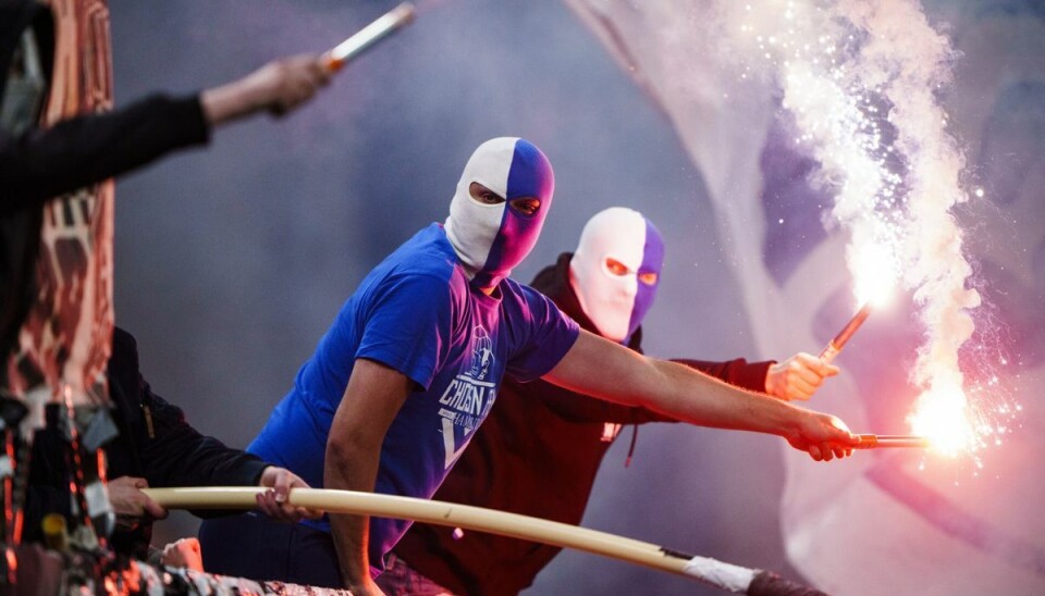 Hætteklædte fans affyrer pyroteknik, hvilket løbende medfører bøder til flere klubber i dansk fodbold, da det er ulovligt. (Arkivfoto). Hætteklædte fans affyrer pyroteknik, hvilket løbende medfører bøder til flere klubber i dansk fodbold, da det er ulovligt. (Arkivfoto).