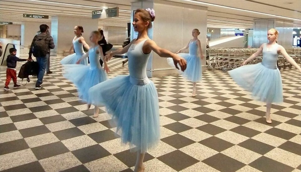 Her ses de unge ballet-dansere i bagageudleveringen i ankomsafsnittet