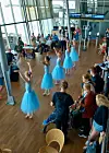 Eleverne fra Den Kongelige Balletskole er her nået helt ud til flygaten.