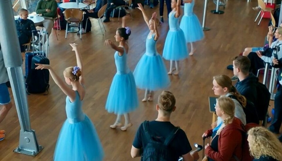 Eleverne fra Den Kongelige Balletskole er her nået helt ud til flygaten.