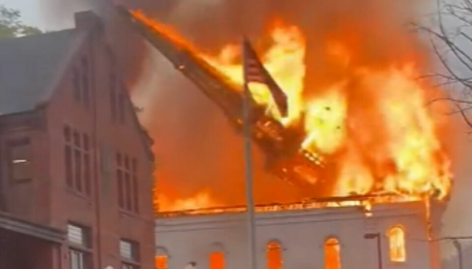 Det dramatiske øjeblik, da kirkens tårn falder sammen. Se hele videoen fra branden i videoen over artiklen.