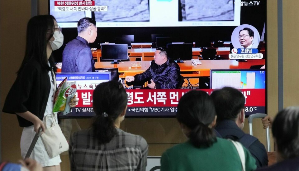 Pendlere ser på et fjernsyn på hovedbanegården i Sydkoreas hovedstad, Seoul. Byen fik natten til onsdag besked på at klargøre sig til evakueringer på grund af aktivitet fra Nordkorea, inden det kom frem, at der var tale om en fejl. (Arkivfoto).