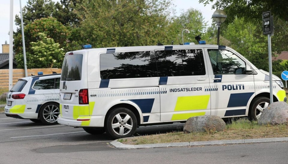 Politiet er til stede i området, hvor de undersøger sagen. Politiet er til stede i området, hvor de undersøger sagen.
