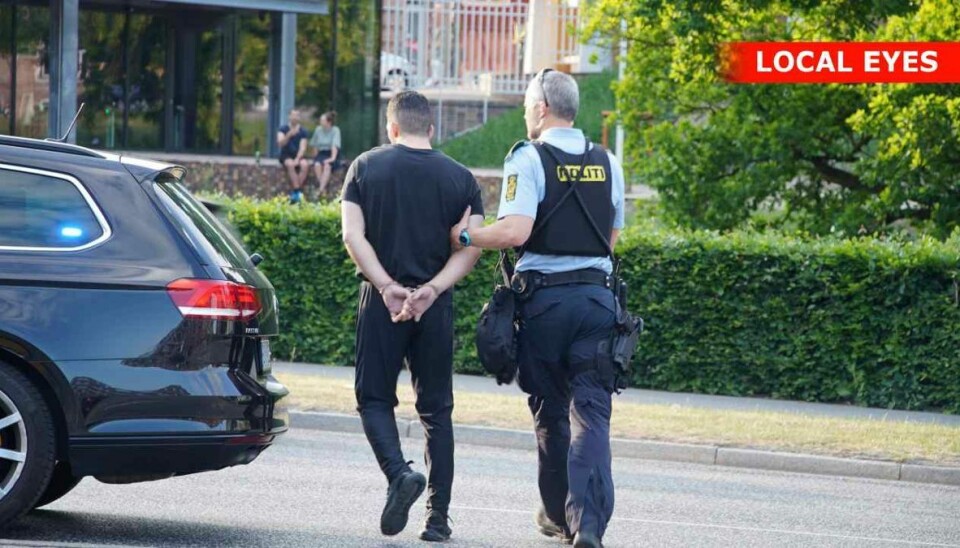 Her bliver manden, der forinden har trampet forruden på en bil ind, anholdt. Her bliver manden, der forinden har trampet forruden på en bil ind, anholdt.