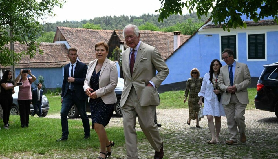 Charles ses her spadsere rundt i landsbyen