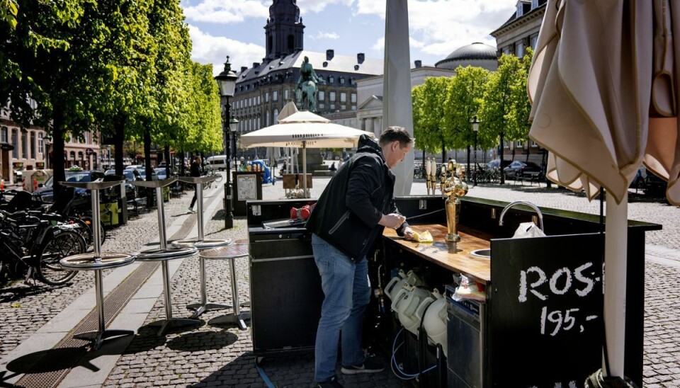 Der bliver rig mulighed for at nyde solen fra en fortovscafé denne weekend, hvor første sommerweekend viser sig fra en pæn side. (Arkivfoto).