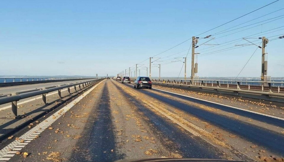 Der var pivglat på dele af Storebæltsbroen efter kartoffel-stuntet fra den 57-årige. Der var pivglat på dele af Storebæltsbroen efter kartoffel-stuntet fra den 57-årige.