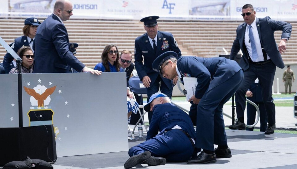 USA's præsident, Joe Biden, bliver hjulpet op, efter at han var snublet over en sandsæk på scenen ved Air Force Academy. USA's præsident, Joe Biden, bliver hjulpet op, efter at han var snublet over en sandsæk på scenen ved Air Force Academy.