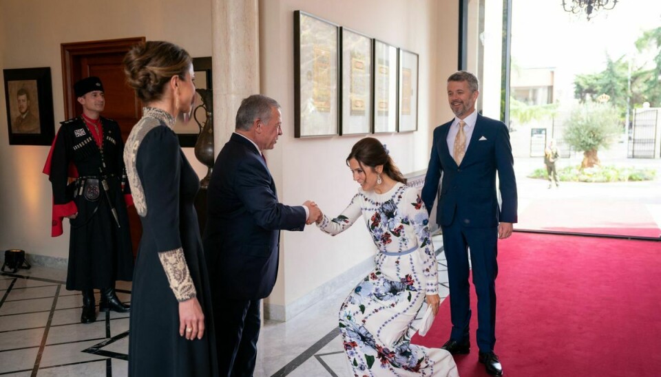 Det danske kronprinspar bliver modtaget på paladset af kong kong Abdullah II og dronning Rania.