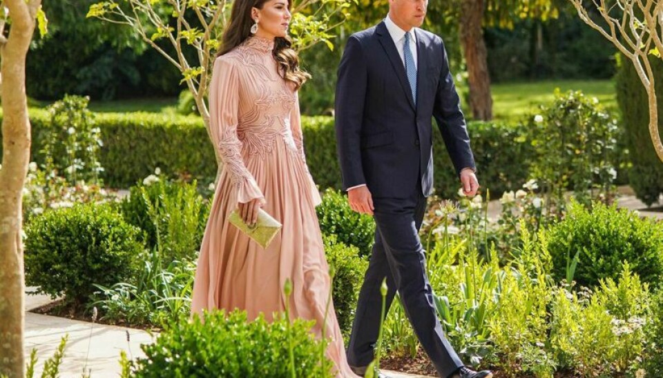 Britiske prins William og prinsesse Kate i haven på paladset.