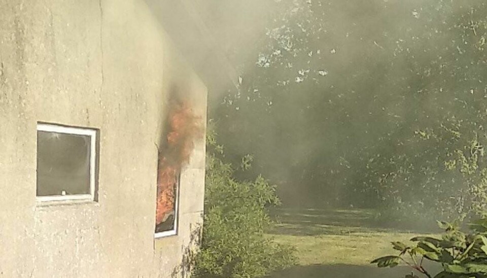 Voldsom brand: Står i flammer